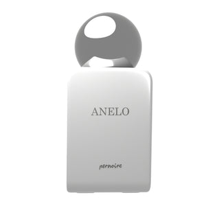 Pernoire - Odus Collection - Anelo zeigt minimalistischen weißen Flakon mit rundem silbernem Verschluss vor hellem Hintergrund