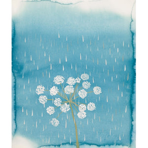Frédéric Malle - Angeliques Sous La Pluie Illustration zarter Angelikablüte in sanftem Regen vor blauem Hintergrund