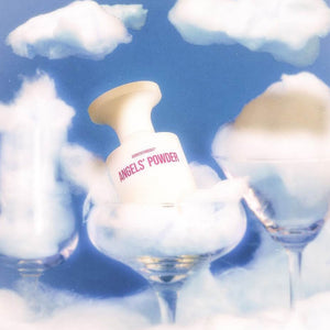 BORNTOSTANDOUT - Angels´ Powder Parfumflakon in weiß mit rotem Schriftzug, umgeben von Wolken und Zuckerstangenatmosphäre