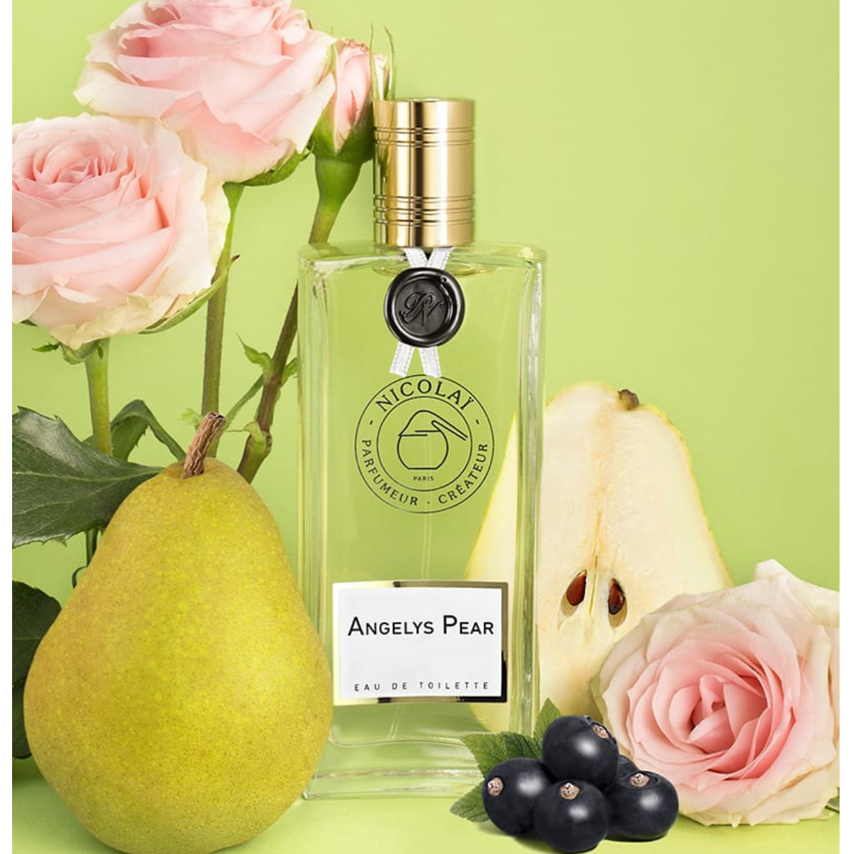 Nicolaï - Angelys Pear Parfumflakon mit klarer Flasche, goldenem Verschluss umgeben von Birne, Beeren und rosa Rosenblüten