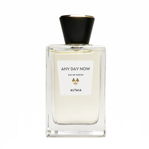 Altaia - Any Day Now klarer Flakon mit schwarzem Verschluss und elegantem weißen Etikett vor hellem Hintergrund