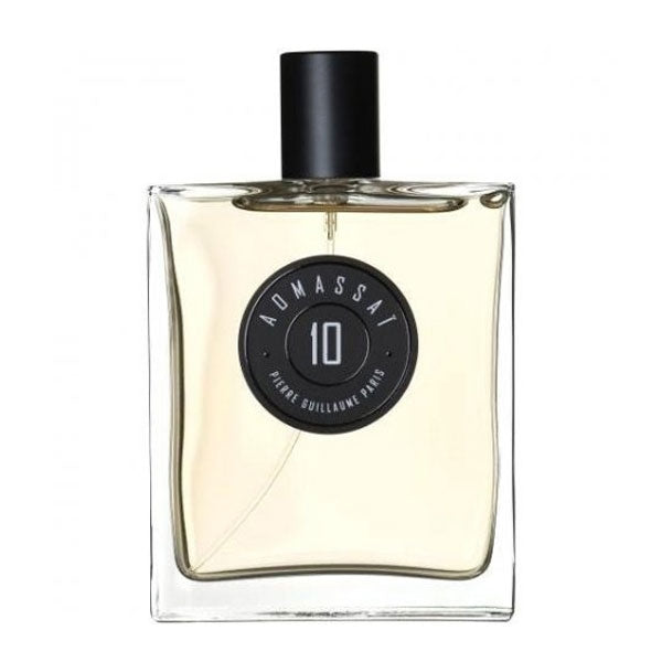 Pierre Guillaume - Aomassai No.10 Parfumflakon mit klarem Glas und schwarzem rundem Etikett vor weißem Hintergrund