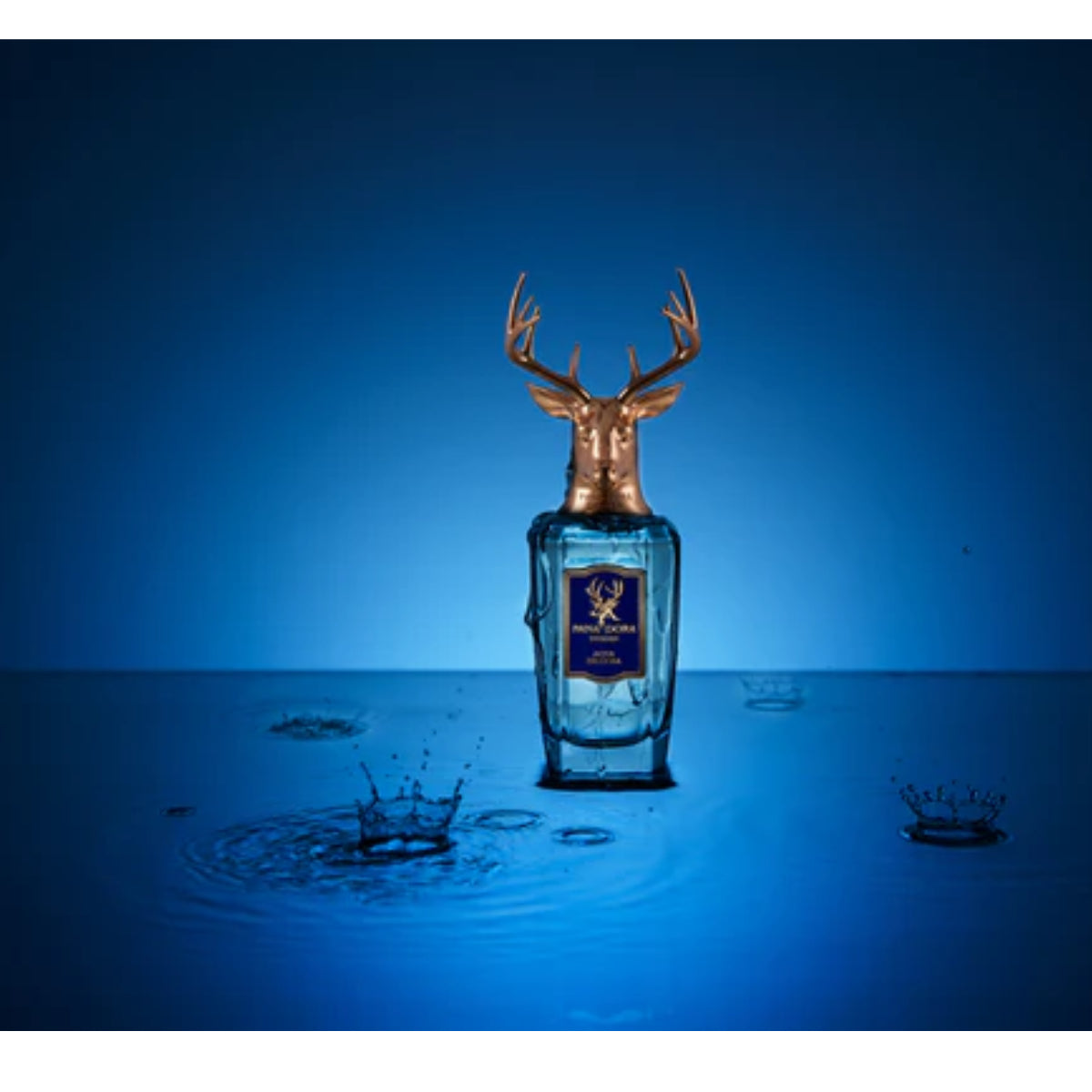 Pana Dora Sweden - Aqua de Dora Parfumflakon mit Hirschkopfverschluss und blauem Glas vor blauem Wasserhintergrund
