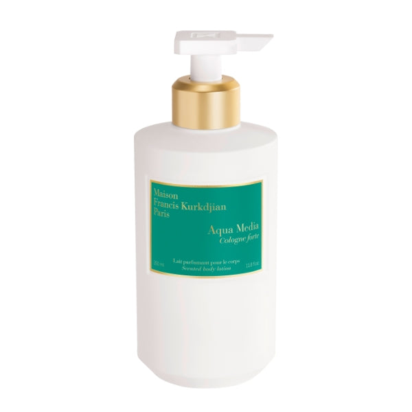 Maison Francis Kurkdjian Paris - Aqua Media - Body Lotion im weißen Spender mit grünem Etikett und goldenem Verschluss