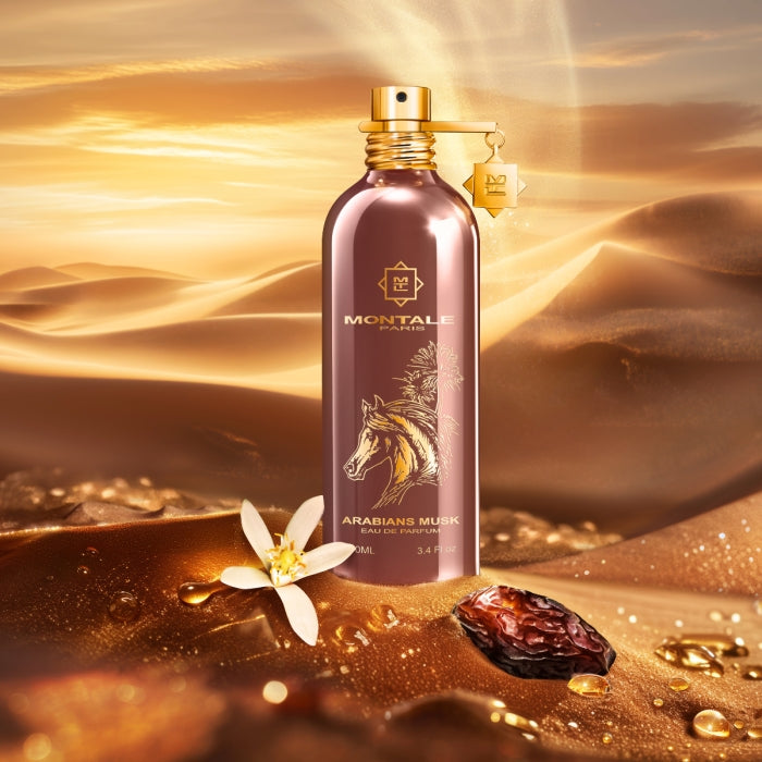 Montale - Arabians Musk Flakon in metallischem Braun mit goldenem Verschluss auf sandigem Wüstenhintergrund
