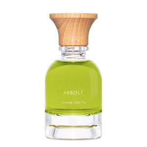 Hiram Green - Arbolé Parfumflakon mit grünem Duft und Holzverschluss vor weißem Hintergrund