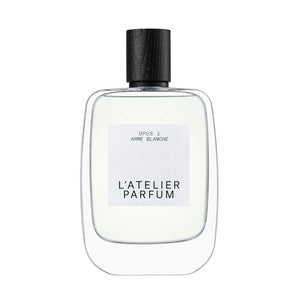 L'Atelier Parfum - Opus 1 - Arme Blanche klare Flasche mit weißem Etikett und schwarzem Verschluss auf weißem Hintergrund
