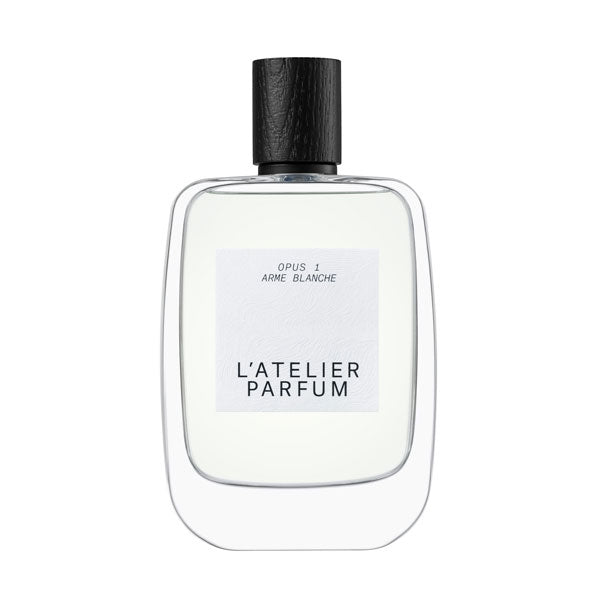 L'Atelier Parfum - Opus 1 - Arme Blanche klare Flasche mit weißem Etikett und schwarzem Verschluss auf weißem Hintergrund