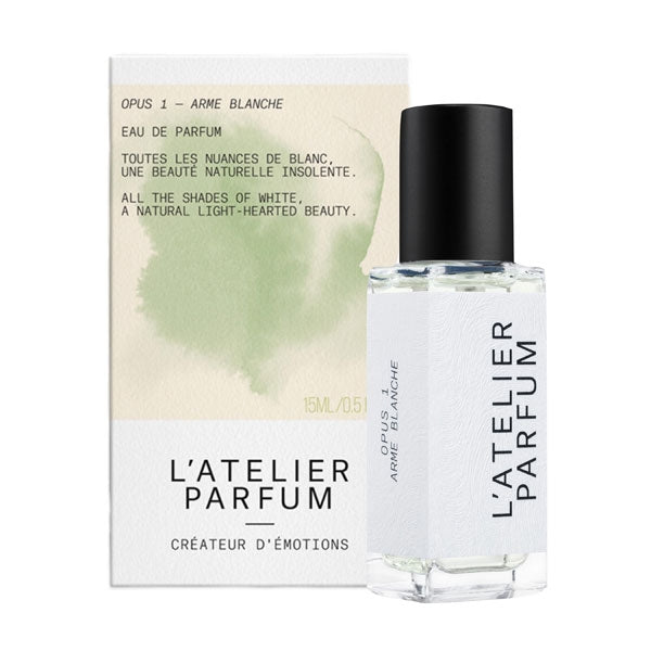 L'Atelier Parfum - Opus 1 - Arme Blanche Flakon mit schwarzem Verschluss vor pastellgrünem Aquarellhintergrund