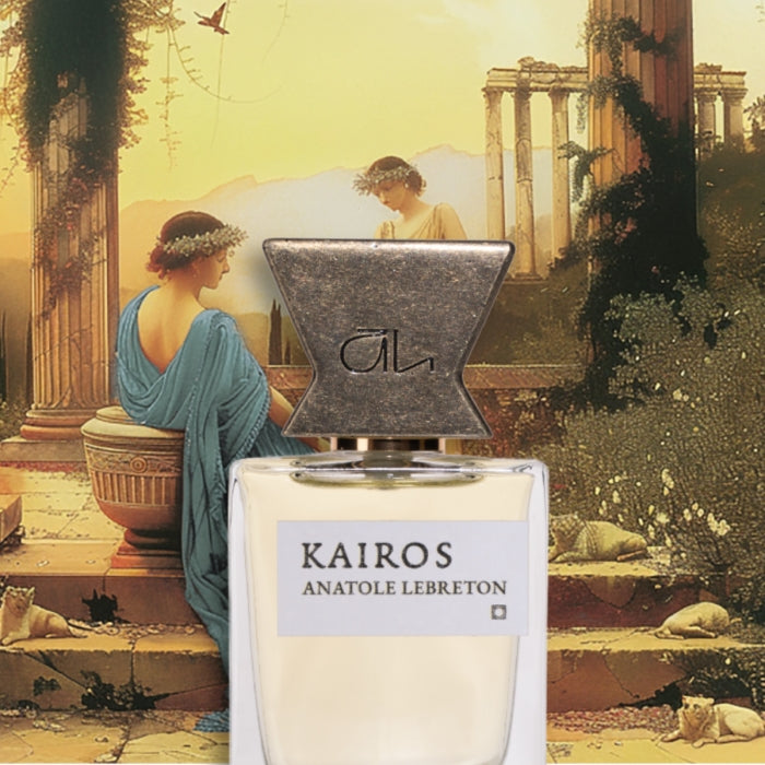 Anatole Lebreton - Artefacts - Kairos Parfumflakon mit besonderem Verschluss vor antiker, malerischer Kulisse