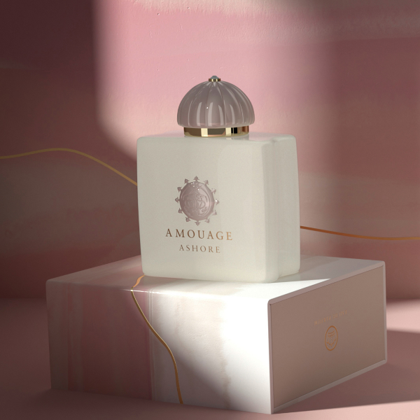 Amouage - Renaissance Collection - Ashore eleganter cremig-weißer Flakon mit geometrischem Verschluss vor rosa Hintergrund