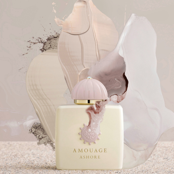 Amouage - Renaissance Collection - Ashore cremiger Flakon mit pastellrosa Kappe vor abstraktem, sanftem Hintergrund