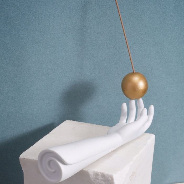 L'Objet - Atlas Incense Holder aus Porzellan mit Biskuit-Finish und handbemaltem goldfarbenem Kugeldetail