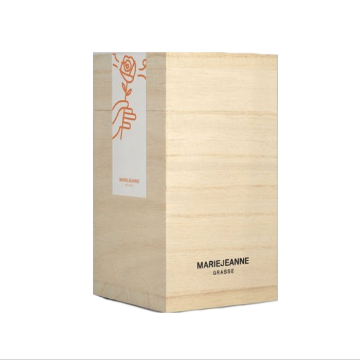 Marie Jeanne - Au Pied du Rosier zeigt schlichte Holzverpackung mit minimalistischer roter Linienzeichnung und Logo in Schwarz