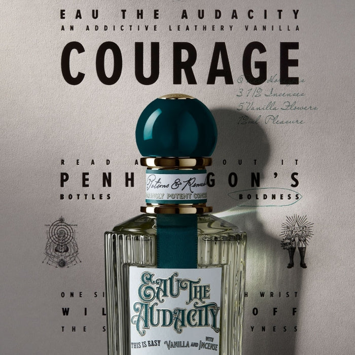 Penhaligon's - Potions & Remedies - Eau the Audacity Flakon mit tiefgrünem Verschluss und goldenen Details vor Schriftmotiv Courage