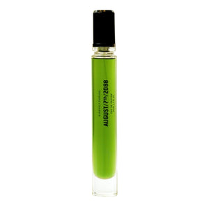 Rundholz Parfums - August/7th/2088 schlanker grüner Parfumroller mit schwarzem Verschluss auf weißem Hintergrund