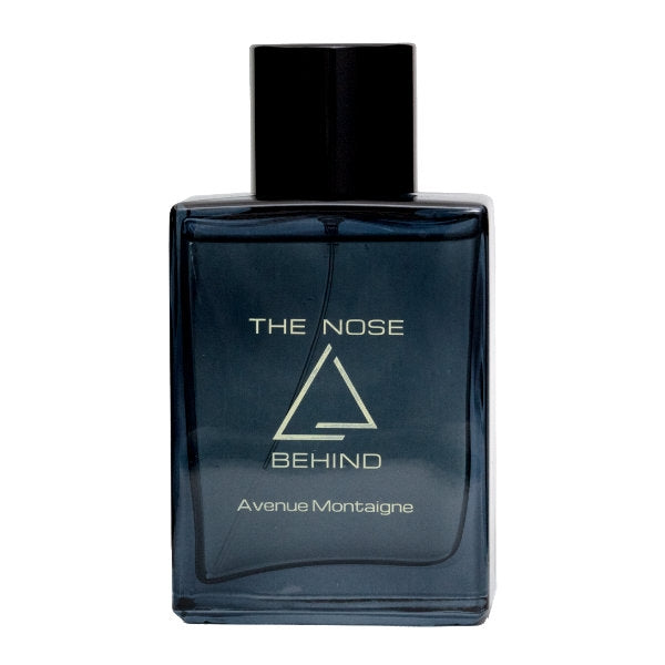 The Nose Behind - Avenue Montaigne zeigt rechteckigen dunkelblauen Flakon mit schlichtem schwarzem Verschluss und filigranem Schriftzug