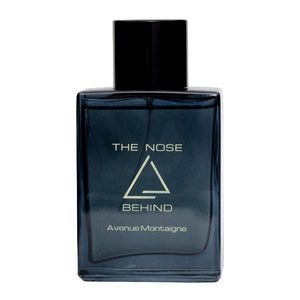 The Nose Behind - Avenue Montaigne zeigt rechteckigen dunkelblauen Flakon mit schlichtem schwarzem Verschluss und filigranem Schriftzug