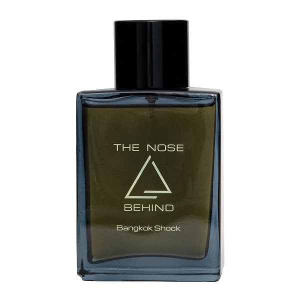 The Nose Behind - Bangkok Shock zeigt rechteckigen Flakon in dunklem Blau mit schlichtem schwarzem Verschluss und minimalistischem Design