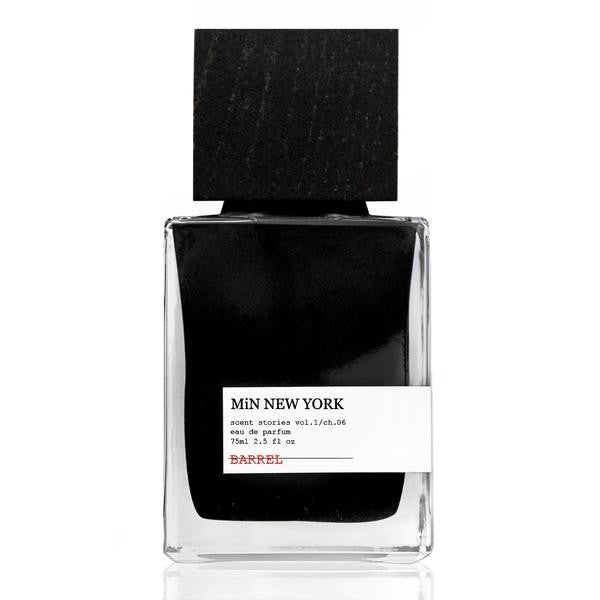 MiN New York - Barrel Parfumflakon mit klarem Glas, schwarzem Inhalt und massivem Holzdeckel vor weißem Hintergrund