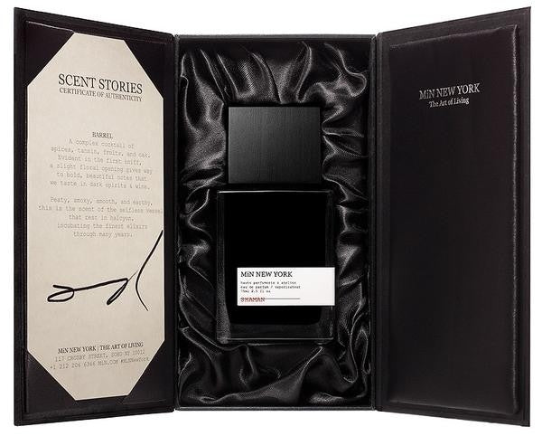 MiN New York - Barrel Parfumflakon in schwarzer Geschenkbox mit Zertifikat auf seidenmattem schwarzem Stoff untergebracht