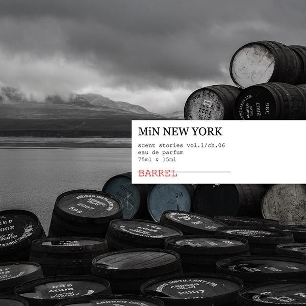 MiN New York - Barrel Parfum mit dunklen Fässern vor rauem Landschaftshintergrund unter bewölktem Himmel