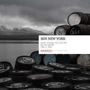 MiN New York - Barrel Parfum mit dunklen Fässern vor rauem Landschaftshintergrund unter bewölktem Himmel