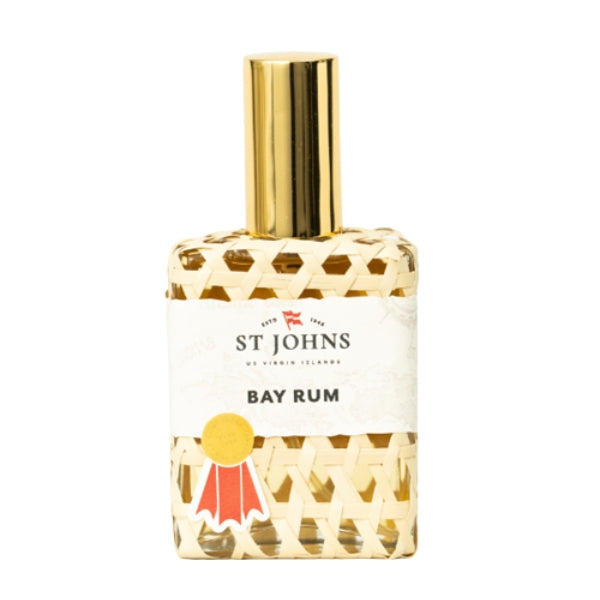 St Johns - Bay Rum - After Shave Cologne eleganter Flakon mit goldfarbenem Verschluss und strukturiertem Glasgehäuse vor weißem Hintergrund