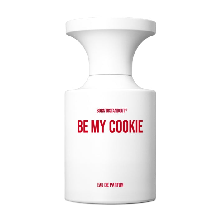 BORNTOSTANDOUT - Be my Cookie Parfumflakon mit schlichtem weißen Design und roter Schrift minimalistisch inszeniert