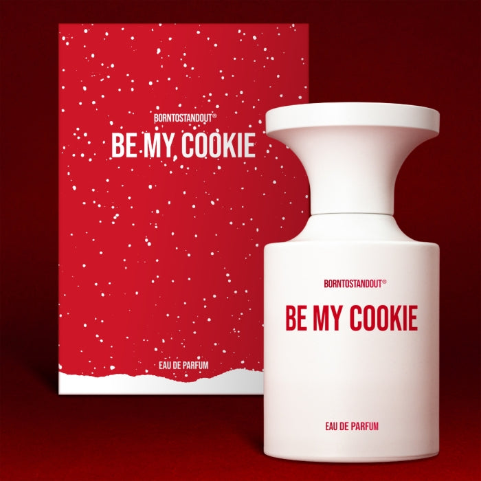 BORNTOSTANDOUT - Be my Cookie Parfumflakon mit weißem Design und rotem Schriftzug vor rotem Hintergrund mit Schneeeffekt
