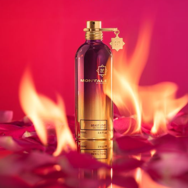 Montale - Beast Love Parfumflakon mit goldener Kappe vor flammendem Hintergrund und roten Rosenblättern
