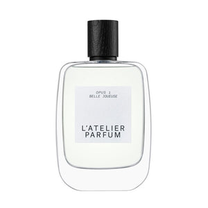 L'Atelier Parfum - Opus 1 - Belle Joueuse klare Flasche mit schwarzem Verschluss vor weißem Hintergrund