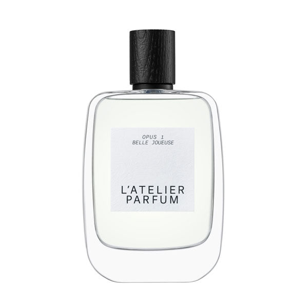 L'Atelier Parfum - Opus 1 - Belle Joueuse klare Flasche mit schwarzem Verschluss vor weißem Hintergrund