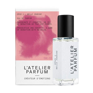 L'Atelier Parfum - Opus 1 - Belle Joueuse Flakon mit schwarzem Verschluss und rosa-korallfarbenem Hintergrund