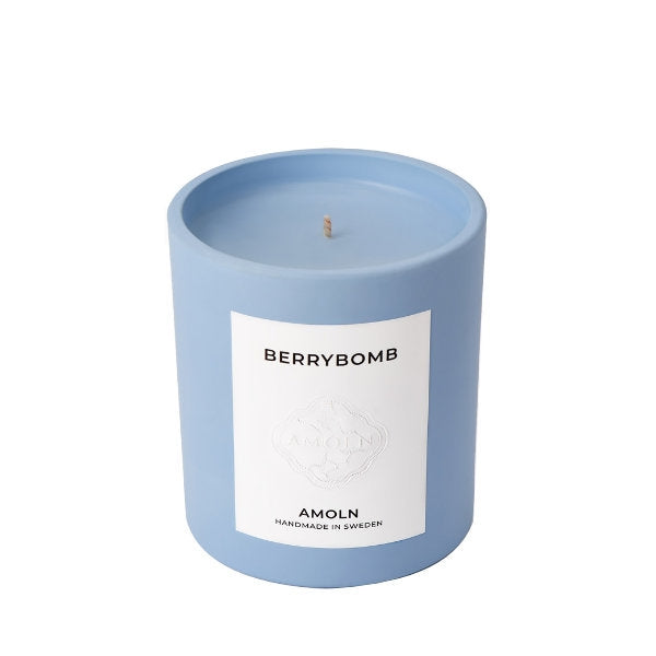 AMOLN Candles - Berrybomb - Duftkerze in hellblauem Gefäß mit schlichter weißer Etikettierung vor weißem Hintergrund