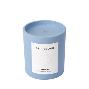 AMOLN Candles - Berrybomb - Duftkerze in hellblauem Gefäß mit schlichter weißer Etikettierung vor weißem Hintergrund
