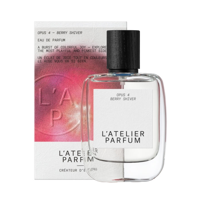 L'Atelier Parfum - Opus 4 - Berry Shiver Flakon mit schwarzem Holzverschluss vor weiß-rotem Hintergrund
