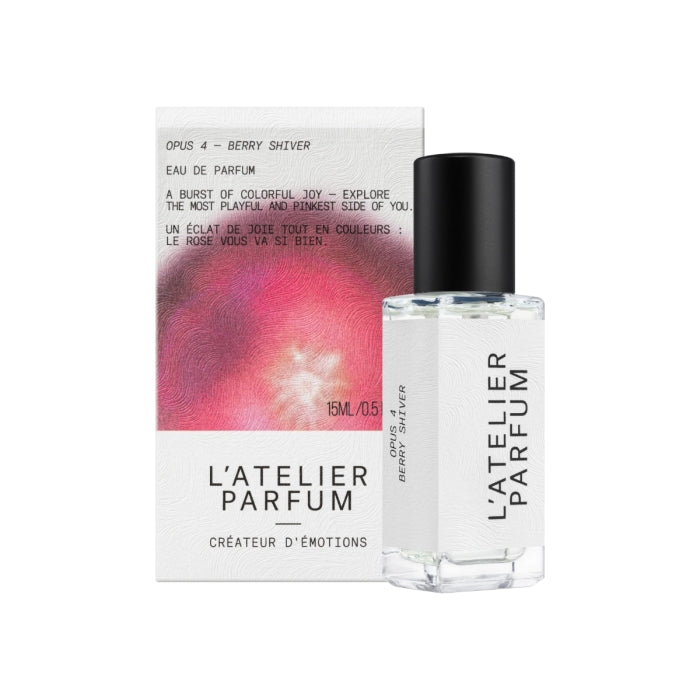 L'Atelier Parfum - Opus 4 - Berry Shiver Parfumflakon mit schwarzem Deckel und künstlerischer Verpackung in Pinktönen