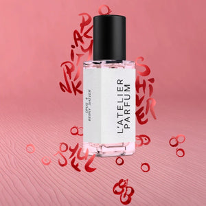 L'Atelier Parfum - Opus 4 - Berry Shiver Flakon mit schwarzem Deckel vor rosafarbenem Hintergrund und roten Schriftzeichen
