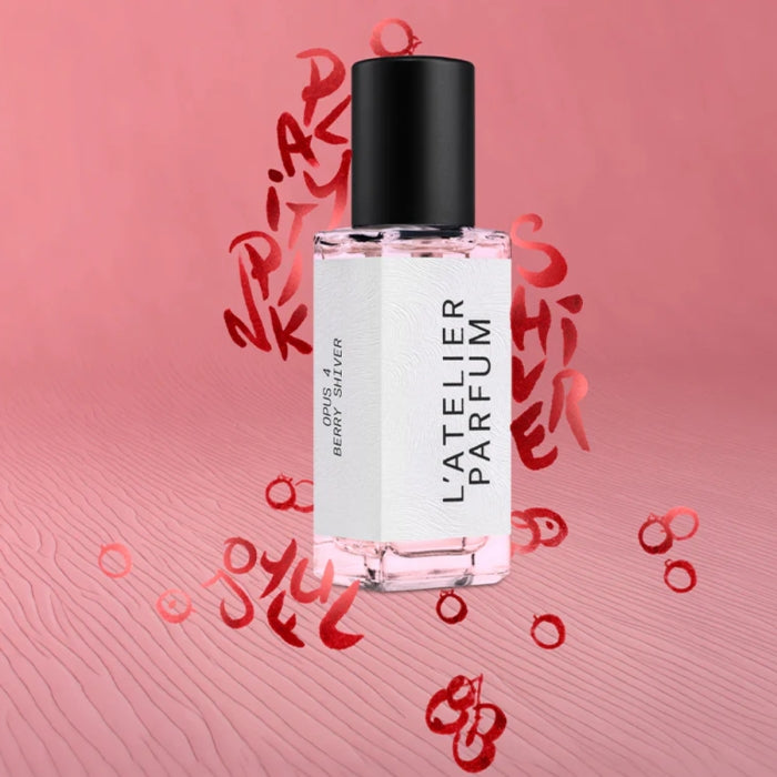 L'Atelier Parfum - Opus 4 - Berry Shiver Flakon mit schwarzem Deckel vor rosafarbenem Hintergrund und roten Schriftzeichen