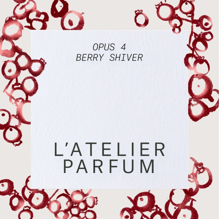 L'Atelier Parfum - Opus 4 - Berry Shiver weiße Verpackung umgeben von künstlerischen roten Beerenzeichnungen