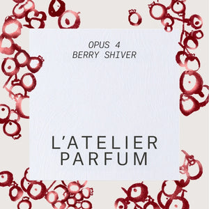 L'Atelier Parfum - Opus 4 - Berry Shiver weiße Verpackung umgeben von künstlerischen roten Beerenzeichnungen
