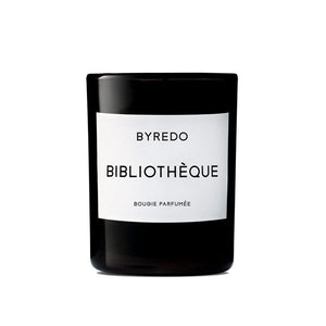 Byredo - Bibliothèque - Bougie Parfumée in schlicht schwarzem Glas mit weißem Etikett und klarer Typografie
