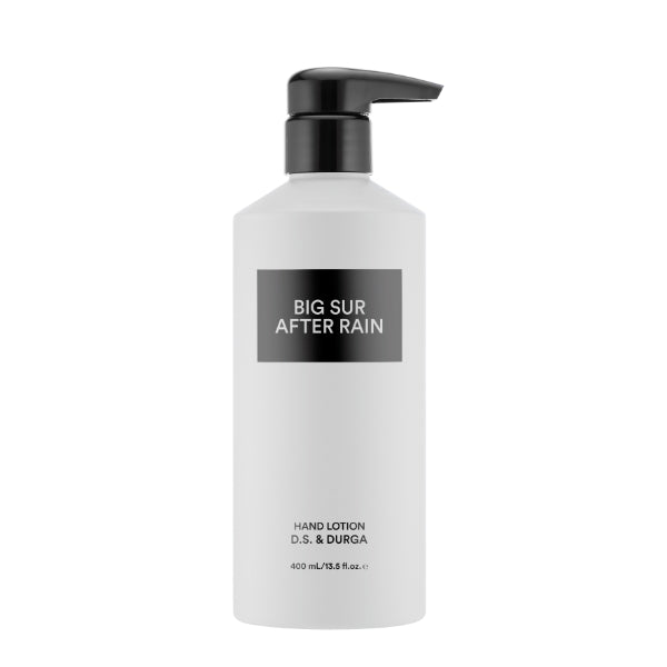 D.S. & Durga - Big Sur After Rain - Hand Lotion im weißen Flakon mit schwarzem Pumpspender und minimalistischer Beschriftung