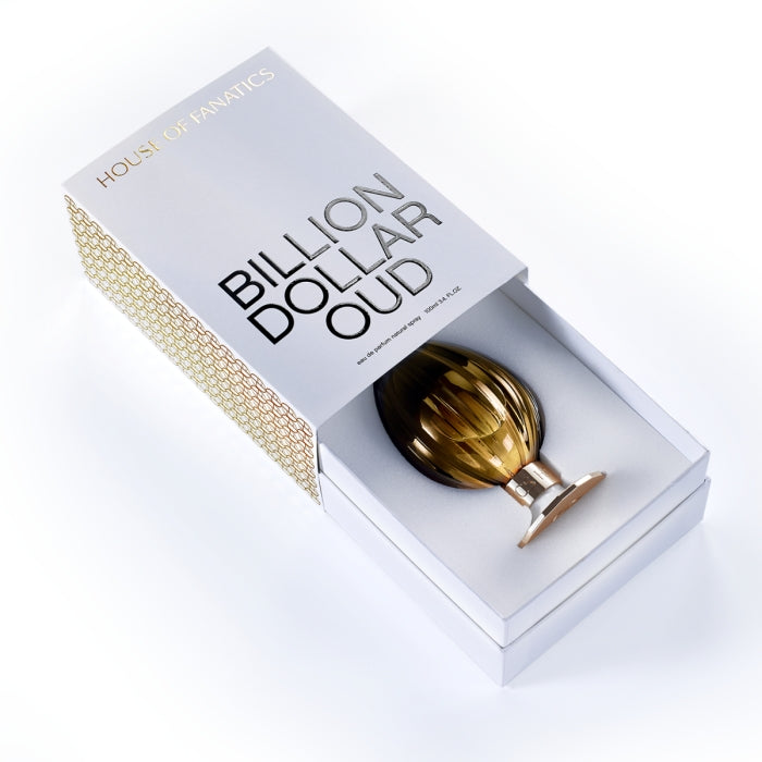 House of Fanatics - Billion Dollar Oud elegant verpackter Flakon in goldbrauner Tropfenform mit glänzendem Sockel in edler Schachtel
