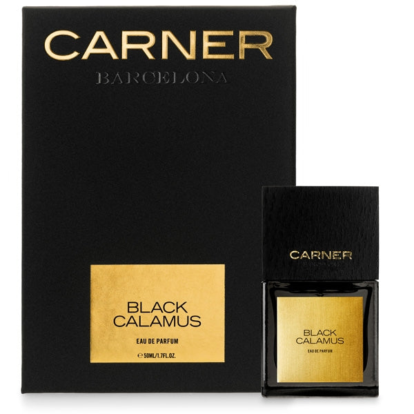 Carner Barcelona - Black Collection - Black Calamus Parfumflakon mit goldenem Label und schwarzer Verpackung vor weißem Hintergrund