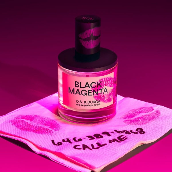 D.S. & Durga - Black Magenta Parfümflakon mit Lippenabdruck aufserviette vor magentafarbenem Hintergrund