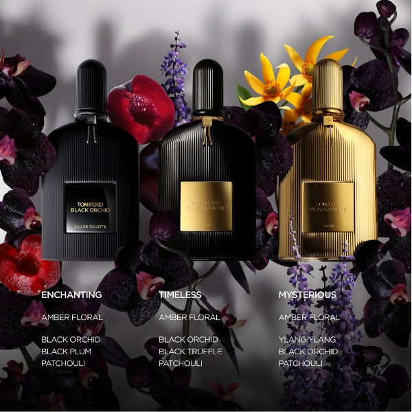 Tom Ford - Signature - Black Orchid Parfum Flakons in Gold und Schwarz vor dunklen Orchideenblüten in elegantem Arrangement