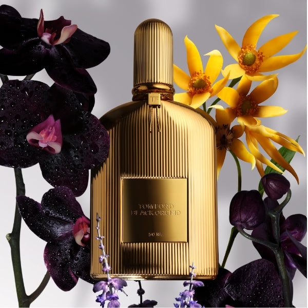 Tom Ford - Signature - Black Orchid Parfum in glänzend gerilltem Goldflakon umgeben von exotischen Blüten