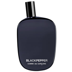 Comme des Garçons - Blackpepper Parfumflakon in tiefschwarz mit glänzendem Verschluss vor weißem Hintergrund